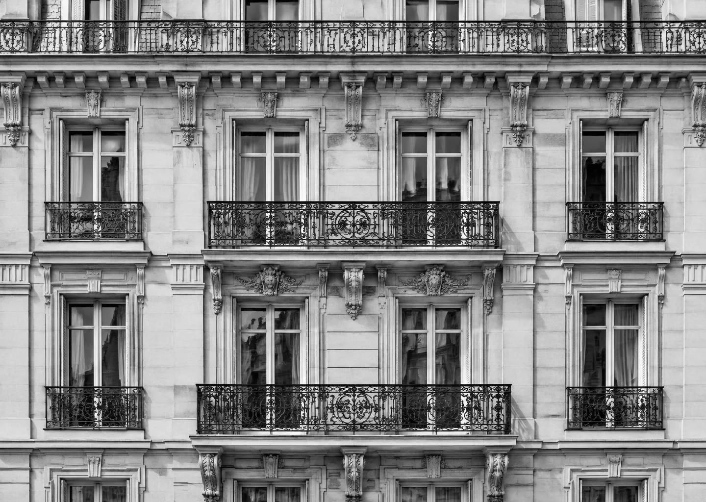 Façade haussmannienne en noir et blanc, illustration générée